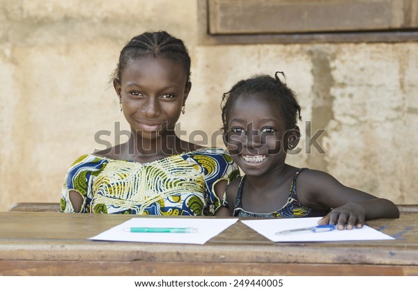 アフリカの2人の人種・民族性の子どもが学校環境での勉強に微笑む（学校教育のシンボル）
