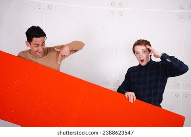 Dos atractivos estudiantes posando