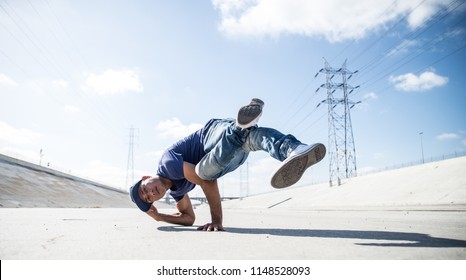 Two bbys ding some stunts - Street artist breakdancing outdrs