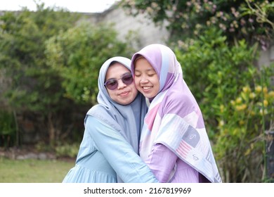 Two Beautiful Muslim Sisters Wearing Hijabs Stock Photo 2167819969 ...