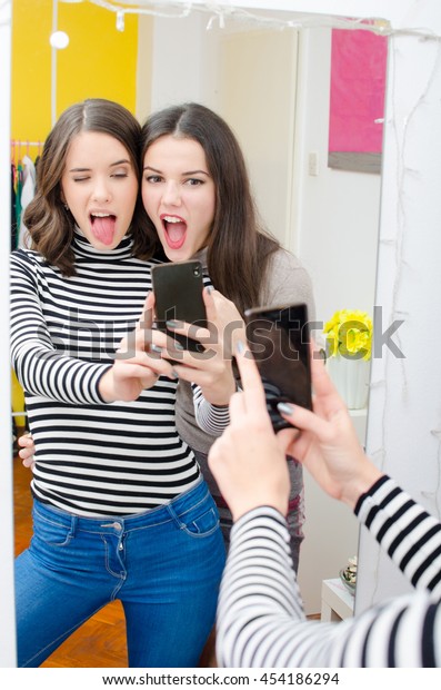 Zwei Schone Teenagermadchen Nehmen Selfies Wahrend Stockfoto Jetzt Bearbeiten