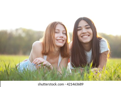 Zwei Freundinnen, Die Sich Blendend Amüsieren Zwei Freundinnen, Die Sich Blendend Amüsieren