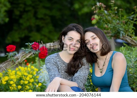 Similar – Foto Bild Zwei Frauen umarmt mit Smoothies, die auf die Kamera schauen.