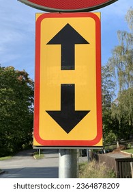 Two black arrows pointing up and down on Trafficsign.