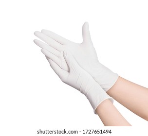 Две синие хирургические медицинские перчатки, изолированные на белом фоне руками. Производство резиновых перчаток, человеческая рука носит латексную перчатку. Врач или медсестра надевают нитриловые защитные перчатки