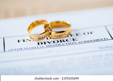 Zwei gebrochene goldene Hochzeit klingt Scheidung Dekret Dokument. Ehescheidung und Trennung