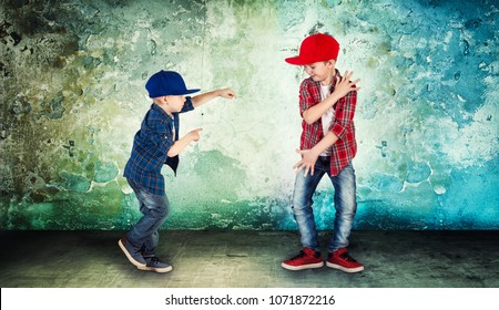 Two Brothers Dancing Hip-hop .The Cool Kids.