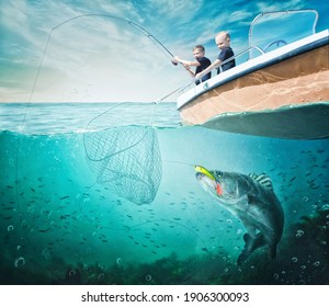 Zwei Brüder auf einer Fangreise haben einen Fisch gefangen.Fischen auf dem See von einem Boot aus. Fangruhekonzept.	