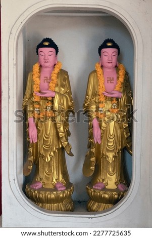 Two Buddha statues  in the kek lok si temple in George town Penang , Maleisie Stockfoto © 