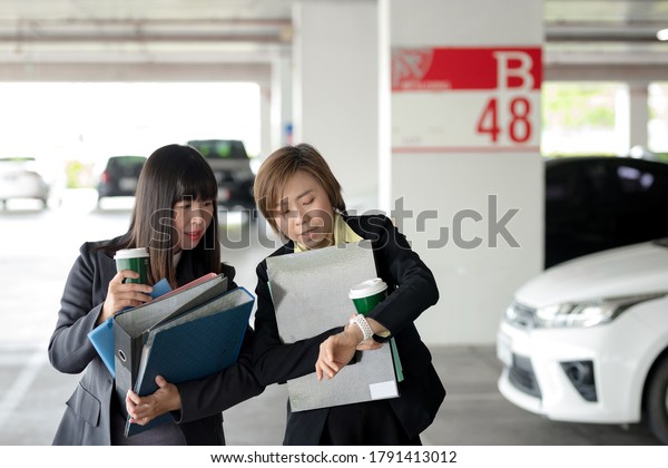 Two business\
women are rushing to a\
meeting