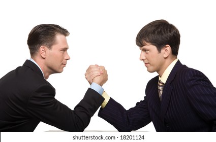 Zwei Geschäftsleute, die sich ernsthaft anschauen, während sie mit Arm-Ringwringen