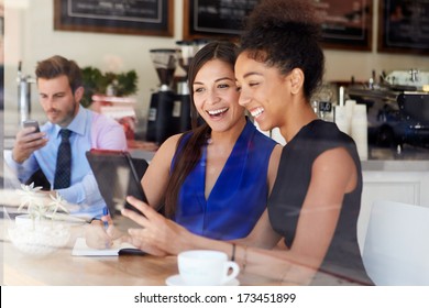 Zwei Geschäftsfrauen treffen sich im Coffee Shop