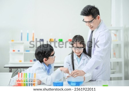 Two children learning in the educational and experiential laboratory The teacher is always giving advice.