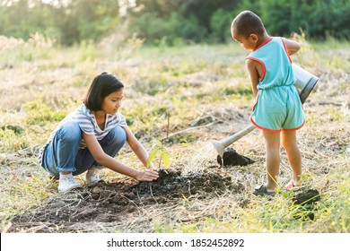 Zwei Kinder pflanzen Bäume, um die Welt zu retten.Ökoumweltkonzept 