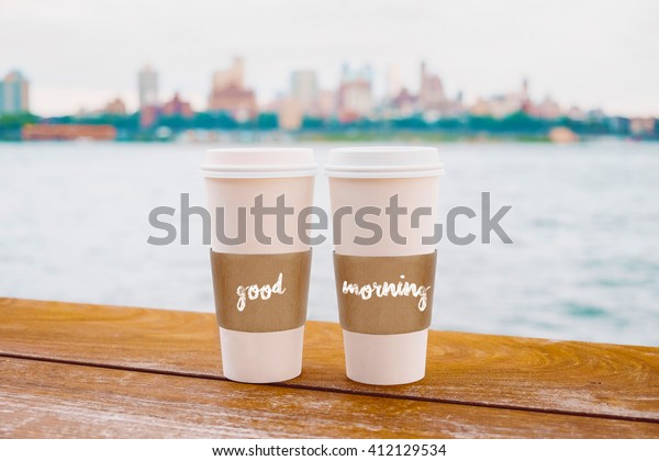 Zwei Kaffeetassen In New York City Stockfoto Jetzt Bearbeiten