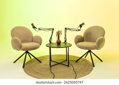 Dos cómodas sillas están dispuestas alrededor de una Pequeña mesa, listas para una discusión en podcast. Cada silla está equipada con un micrófono en un brazo ajustable, establecido contra un fondo de gradiente suave.