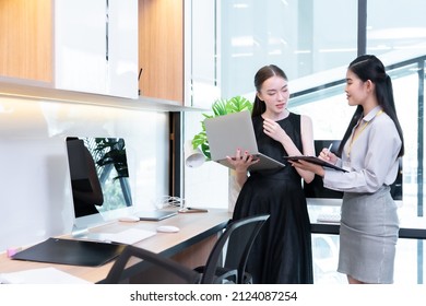 Two Company Employees One Person Holding A Laptop And The Other Holding A Note Board Where The Two Of Them Were Meeting To Discuss The Operation Of The Financial System.