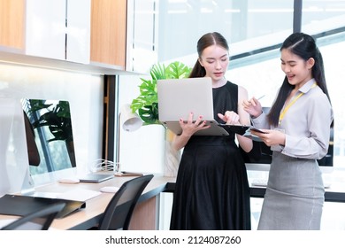 Two Company Employees One Person Holding A Laptop And The Other Holding A Note Board Where The Two Of Them Were Meeting To Discuss The Operation Of The Financial System.