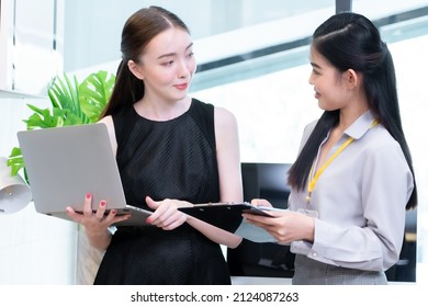 Two Company Employees One Person Holding A Laptop And The Other Holding A Note Board Where The Two Of Them Were Meeting To Discuss The Operation Of The Financial System.