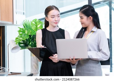 Two Company Employees One Person Holding A Laptop And The Other Holding A Note Board Where The Two Of Them Were Meeting To Discuss The Operation Of The Financial System.