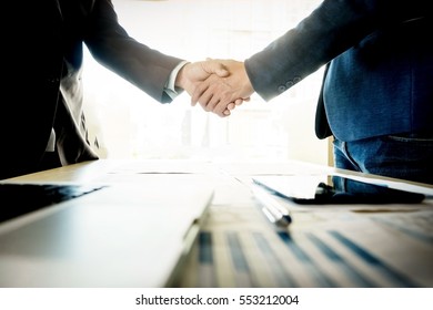 Zwei selbstbewusste Geschäftsleute, die bei einem Treffen im Büro die Hände schütteln, Erfolg, Handel, Gruß und Partnerkonzept.