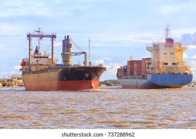 Two Container Ships Pass Each Other Stock Photo 737288962 | Shutterstock