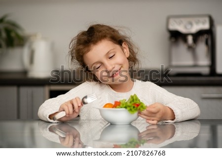 Similar – Foto Bild Kind Mädchen hilft Mama, frisches Gemüse zu kochen und zu schneiden.