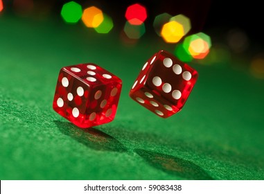 Zwei Würfel auf dem Spieltisch. Konzept des Glücksspiels. Chance auf Glück