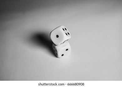 Two dices piled (centered)