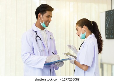 Two doctor are consulting about the treatment of patients.