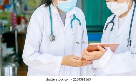 Two Doctors Consulted Medical Information, Using IPad Online Technology In The Patient  Room ,health Concept, Outbreak Of Disease, Selective Focus