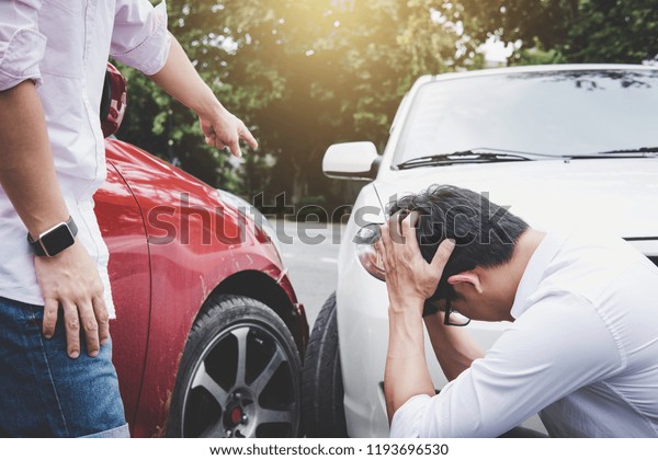 交通事故の後で議論をしている2人の運転手が 交通事故と保険のコンセプトを持っている の写真素材 今すぐ編集