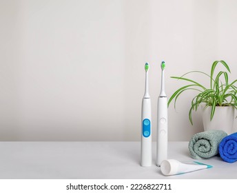 Dos cepillos dientes eléctricos