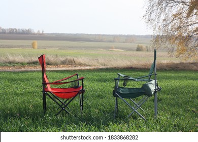 Two empty camping chairs stand in a field. Actice Relaxation Lifestyle