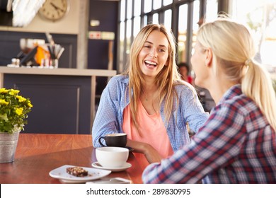 Zwei Freundinnen, die in einem Café sprechen