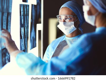 Zwei weibliche Ärztinnen, die Röntgenaufnahmen im Krankenhaus sehen