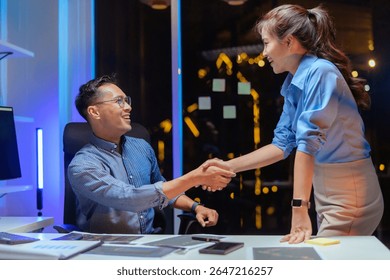 Dois codificadores focados enfrentando um ao outro escrevendo código no escritório de desenvolvimento de software enquanto a equipe de codificadores está desenvolvendo inteligência artificial. Equipe de programadores inovando código de algoritmo