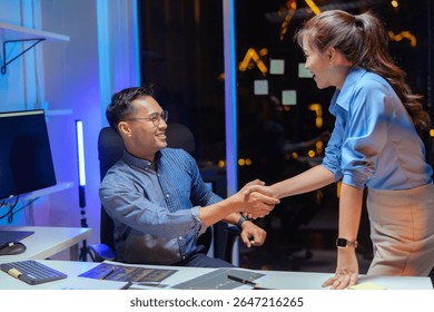 Dois codificadores focados enfrentando um ao outro escrevendo código no escritório de desenvolvimento de software enquanto a equipe de codificadores está desenvolvendo inteligência artificial. Equipe de programadores inovando código de algoritmo