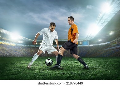 Zwei Fußballspieler mit Ball im Freien.