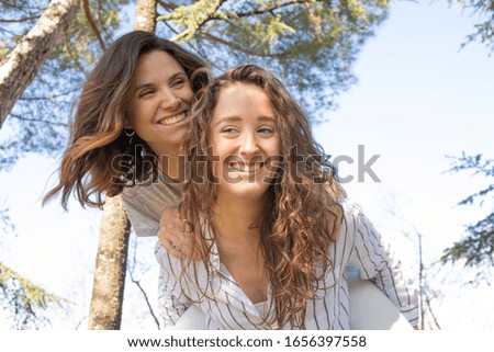 Similar – Glückliche Frauen, die den Naturhintergrund annehmen und genießen.