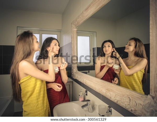 Girls In Bathroom Pics