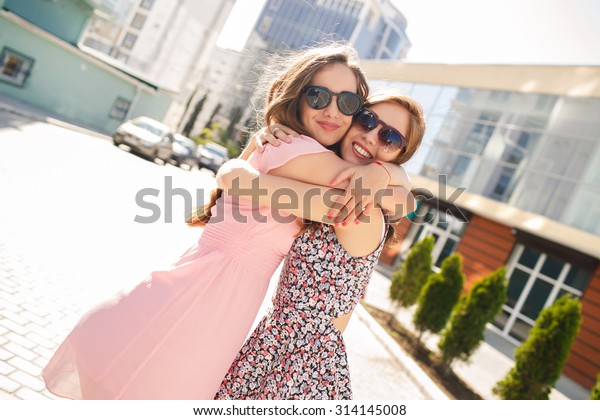 Фото две девушки обнимаются
