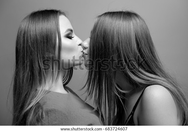 Lesbians Kissing Each Others