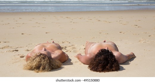 Nackt on the beach