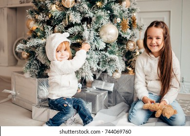 19,594 Siblings at christmas Images, Stock Photos & Vectors | Shutterstock