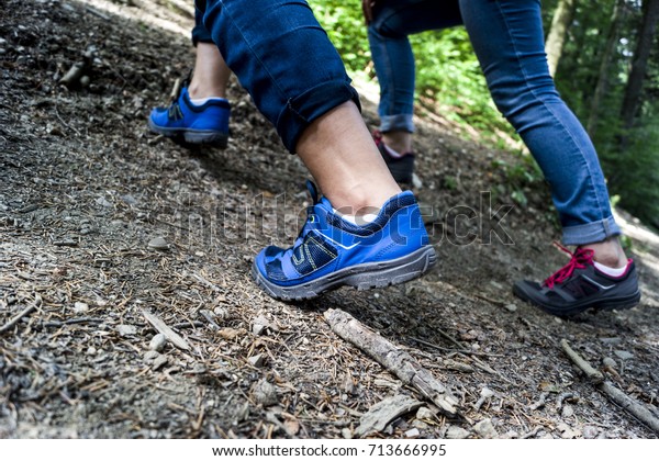 girls trekking shoes