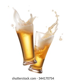 два бокала пива, создающие всплеск