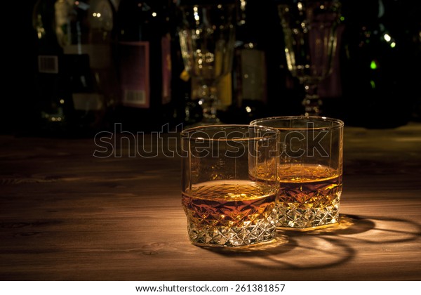 Бутылка виски на столе