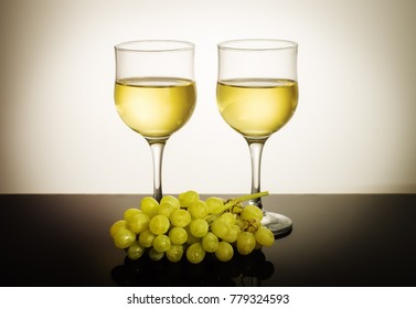 Two glasses of wine and a bunch of grapes / Photo taken in the personal studio of the photographer - Powered by Shutterstock