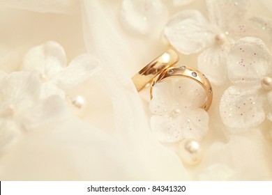 PowerPoint Template: engagement invitation golden wedding rings (plklikjh)